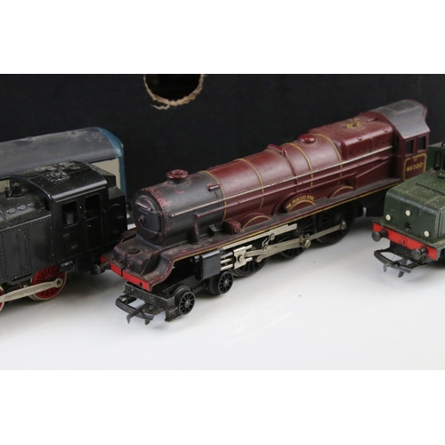 32 - Collection of OO gauge model railway to include 8 x locomotives and 16 x items of rolling stock to i... 