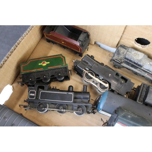 32 - Collection of OO gauge model railway to include 8 x locomotives and 16 x items of rolling stock to i... 