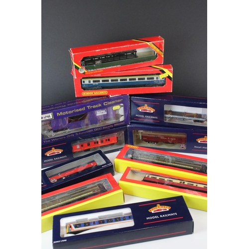 42 - 11 Boxed OO gauge items of rolling stock to include 5 x Bachmann, 5 x Hornby & Dapol featuring Bachm... 