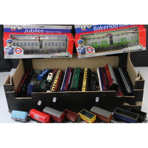 44 - 29 OO gauge items of rolling stock to include Hornby, Triang and Bachmann featuring coaches, Royal M... 