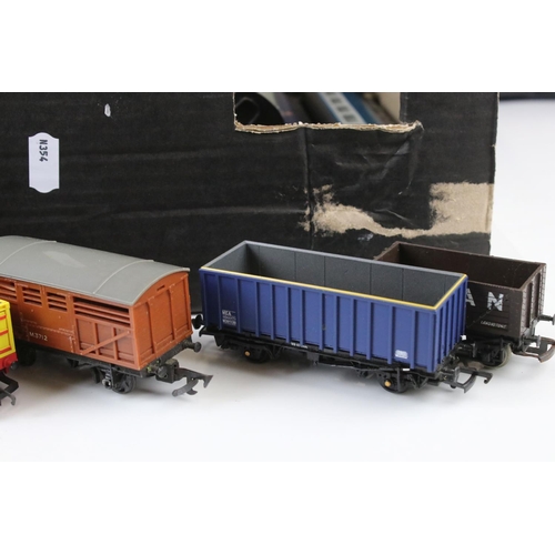 44 - 29 OO gauge items of rolling stock to include Hornby, Triang and Bachmann featuring coaches, Royal M... 