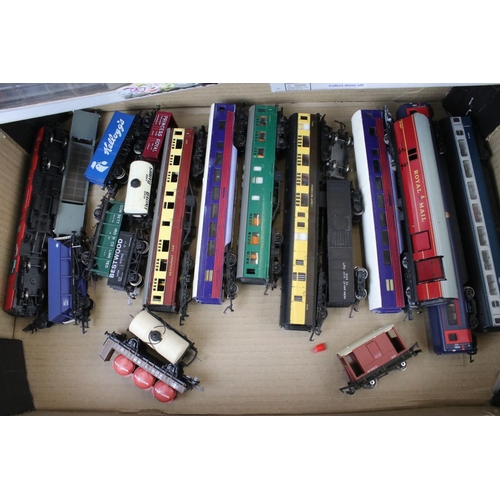 44 - 29 OO gauge items of rolling stock to include Hornby, Triang and Bachmann featuring coaches, Royal M... 