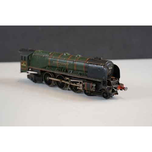 102 - Two boxed Hornby Dublo locomotives to include Duchess of Montrose within a 3211 Mallard box and 3218... 