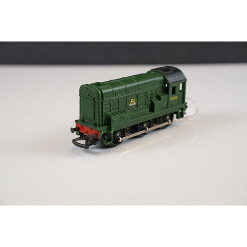 105 - Two boxed Triang OO gauge locomotives to include R53 4-6-2 Princess Elizabeth locomotive in green li... 