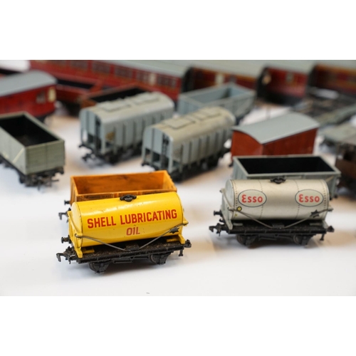 108 - 27 Hornby Dublo items of rolling stock to include 2 x boxed coaches, tankers, coaches and wagons