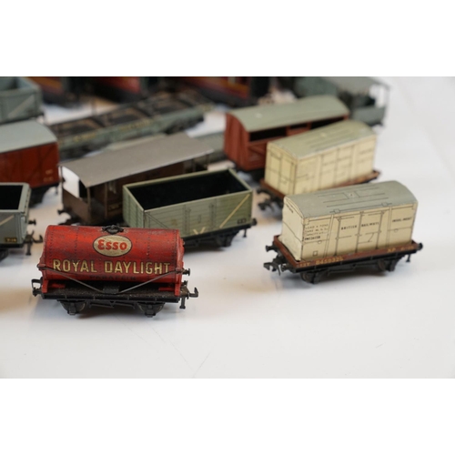 108 - 27 Hornby Dublo items of rolling stock to include 2 x boxed coaches, tankers, coaches and wagons