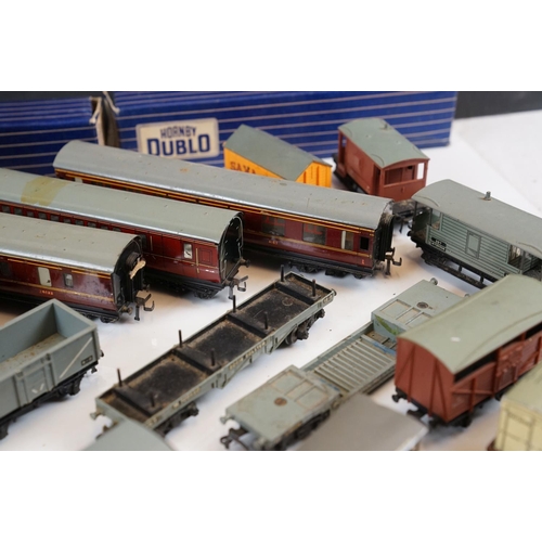 108 - 27 Hornby Dublo items of rolling stock to include 2 x boxed coaches, tankers, coaches and wagons