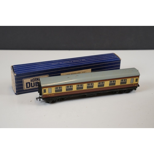 108 - 27 Hornby Dublo items of rolling stock to include 2 x boxed coaches, tankers, coaches and wagons