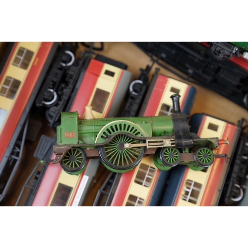 62 - 16 OO gauge items of rolling stock to include Hornby and Kitmaster plus a group of plastic kit built... 