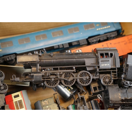 62 - 16 OO gauge items of rolling stock to include Hornby and Kitmaster plus a group of plastic kit built... 