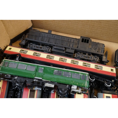 62 - 16 OO gauge items of rolling stock to include Hornby and Kitmaster plus a group of plastic kit built... 