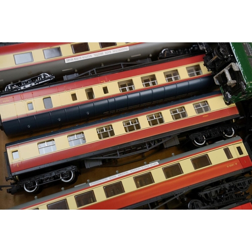 62 - 16 OO gauge items of rolling stock to include Hornby and Kitmaster plus a group of plastic kit built... 