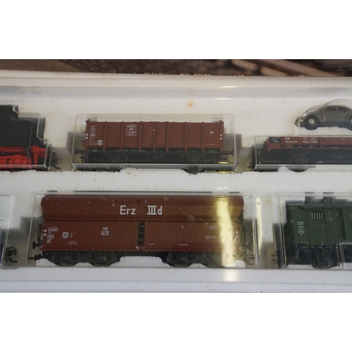 69 - Boxed Marklin HO gauge Delta 29605 train set, complete with locomotive, rolling stock and accessorie... 