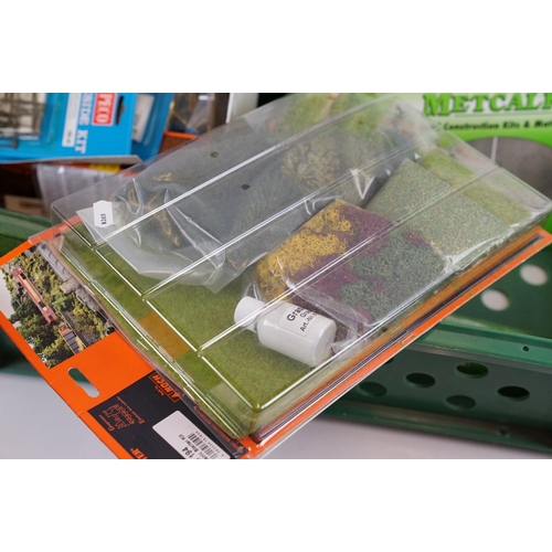 93 - Quantity of N gauge scenery and trackside accessories to include mainly boxed items, features P&D mo... 