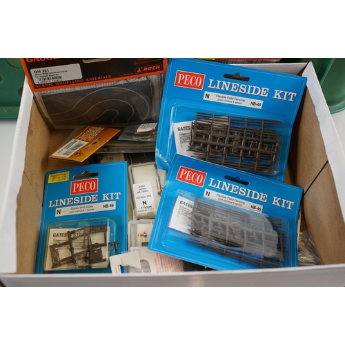 93 - Quantity of N gauge scenery and trackside accessories to include mainly boxed items, features P&D mo... 