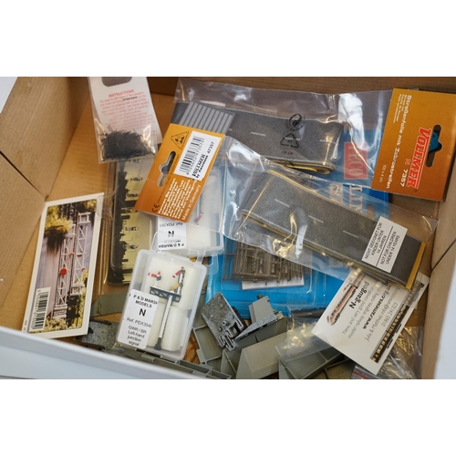 93 - Quantity of N gauge scenery and trackside accessories to include mainly boxed items, features P&D mo... 