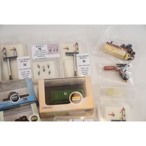 93 - Quantity of N gauge scenery and trackside accessories to include mainly boxed items, features P&D mo... 