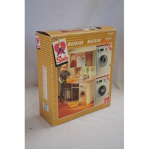 186 - A collection of vintage 1980's Sindy accessories to include 44486 Washing machine unit, 44487 Fridge... 