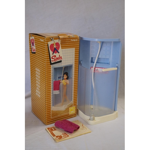 186 - A collection of vintage 1980's Sindy accessories to include 44486 Washing machine unit, 44487 Fridge... 