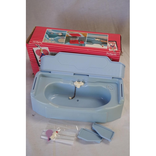 186 - A collection of vintage 1980's Sindy accessories to include 44486 Washing machine unit, 44487 Fridge... 