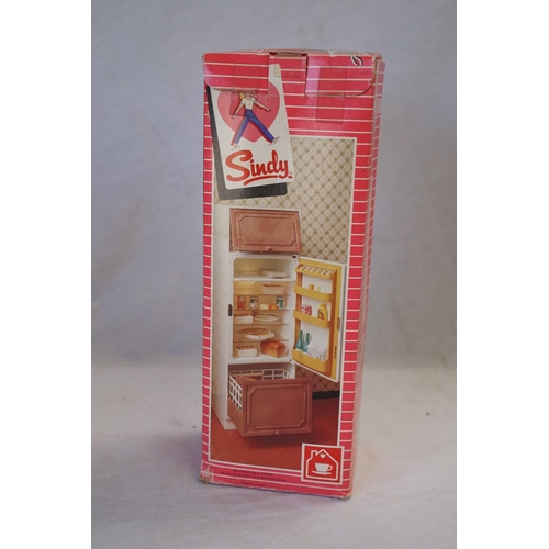 186 - A collection of vintage 1980's Sindy accessories to include 44486 Washing machine unit, 44487 Fridge... 
