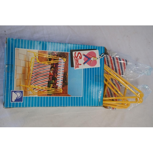 186 - A collection of vintage 1980's Sindy accessories to include 44486 Washing machine unit, 44487 Fridge... 