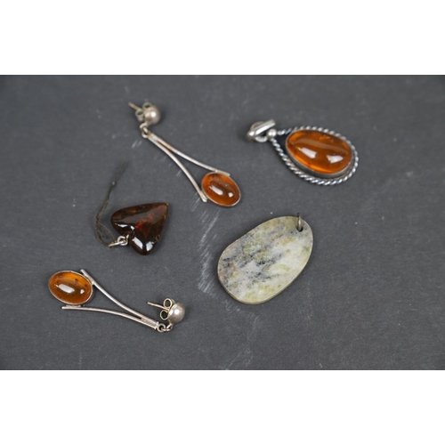 209 - A group of sterling silver jewellery to include Amber examples.