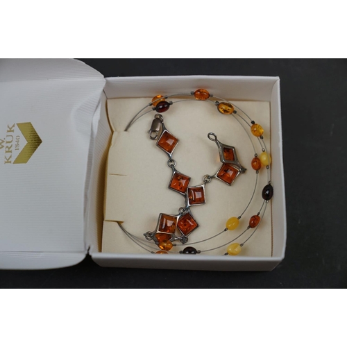 209 - A group of sterling silver jewellery to include Amber examples.