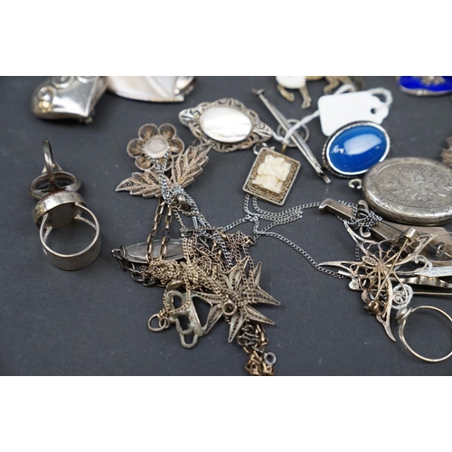 211 - A collection of 925 sterling silver jewellery to include earrings, brooches and bracelets.