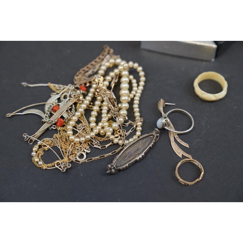 221 - A collection of vintage and contemporary jewellery to include a sterling silver and turquoise bracel... 