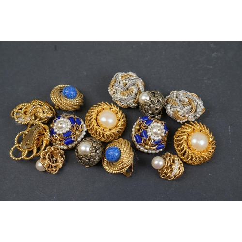 225 - A collection of vintage costume jewellery to include a quantity of clip on earrings.