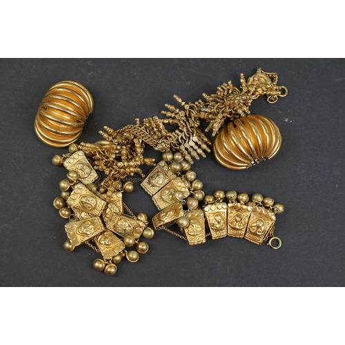 225 - A collection of vintage costume jewellery to include a quantity of clip on earrings.