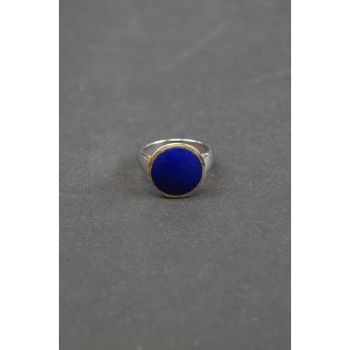 226 - Silver gents ring set with lapis lazuli, stamped 925