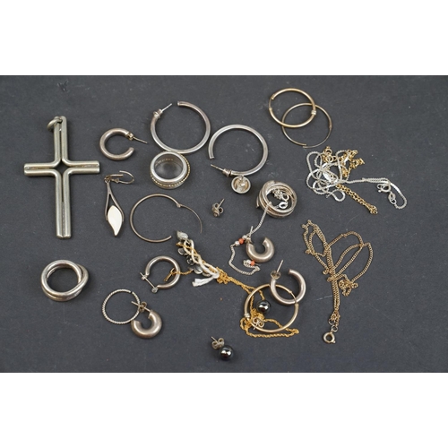 252 - A collection of vintage and contemporary gold and silver jewellery to include earrings and pendants.