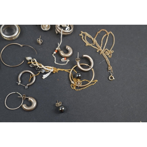 252 - A collection of vintage and contemporary gold and silver jewellery to include earrings and pendants.