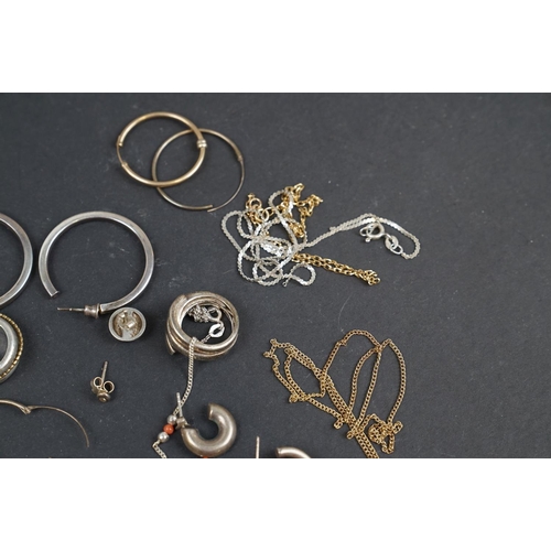 252 - A collection of vintage and contemporary gold and silver jewellery to include earrings and pendants.