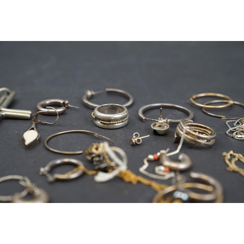 252 - A collection of vintage and contemporary gold and silver jewellery to include earrings and pendants.