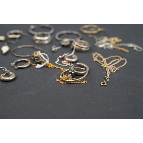 252 - A collection of vintage and contemporary gold and silver jewellery to include earrings and pendants.