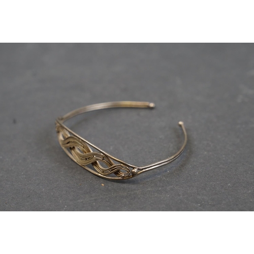 254 - A hallmarked 9ct gold bangle bracelet together with a selection of silver and white metal examples.