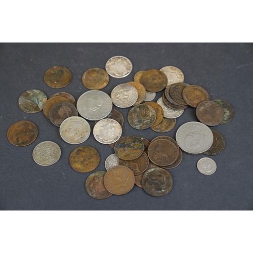 318 - A small collection of mainly British pre-decimal coins together with some American half dollar coins