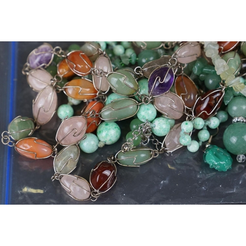 319 - Collection of quartz & jade costume jewellery to include necklaces and bracelets