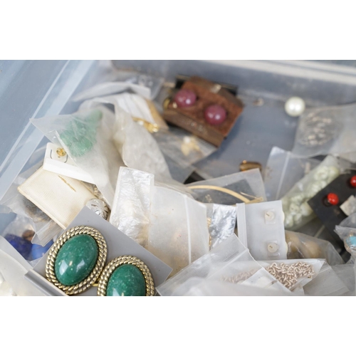 343 - Costume jewellery, a selection of 150+ bagged and carded pieces, to include earrings, chains, neckla... 