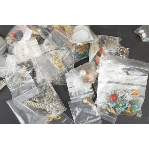 343 - Costume jewellery, a selection of 150+ bagged and carded pieces, to include earrings, chains, neckla... 