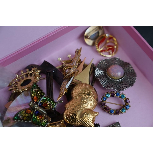 350 - A collection of mainly vintage costume jewellery to include some silver examples.