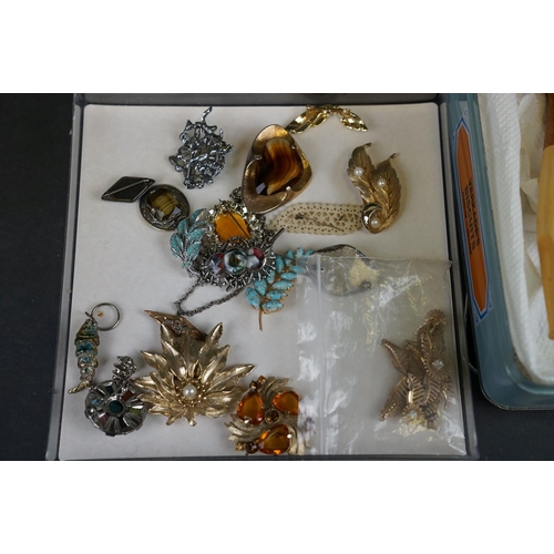 359 - A box of mixed collectables to include costume jewellery, clay pipes and carpet bowls.