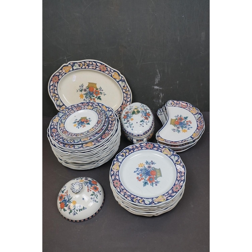 499 - A box containing a Wedgwood Poterat part dinner service to include plates, bowls and serving platter... 