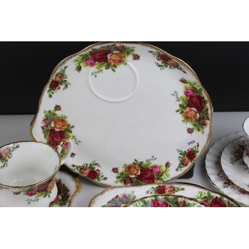 401 - A group of Royal Albert bone china to include Old Country Roses and Lavender Rose.