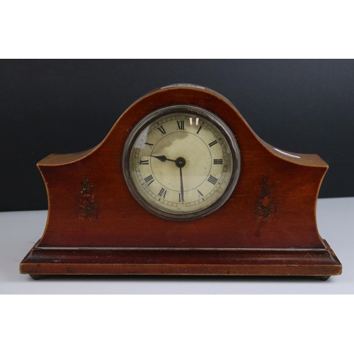 439 - A vintage wooden cased mantle clock.