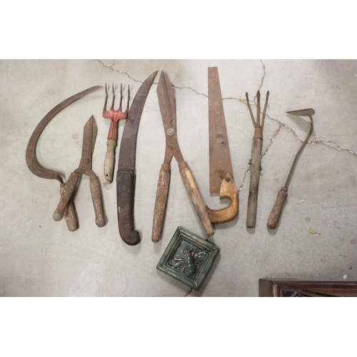 489 - A small group of vintage gardening tools to include shears and saws.