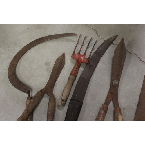 489 - A small group of vintage gardening tools to include shears and saws.